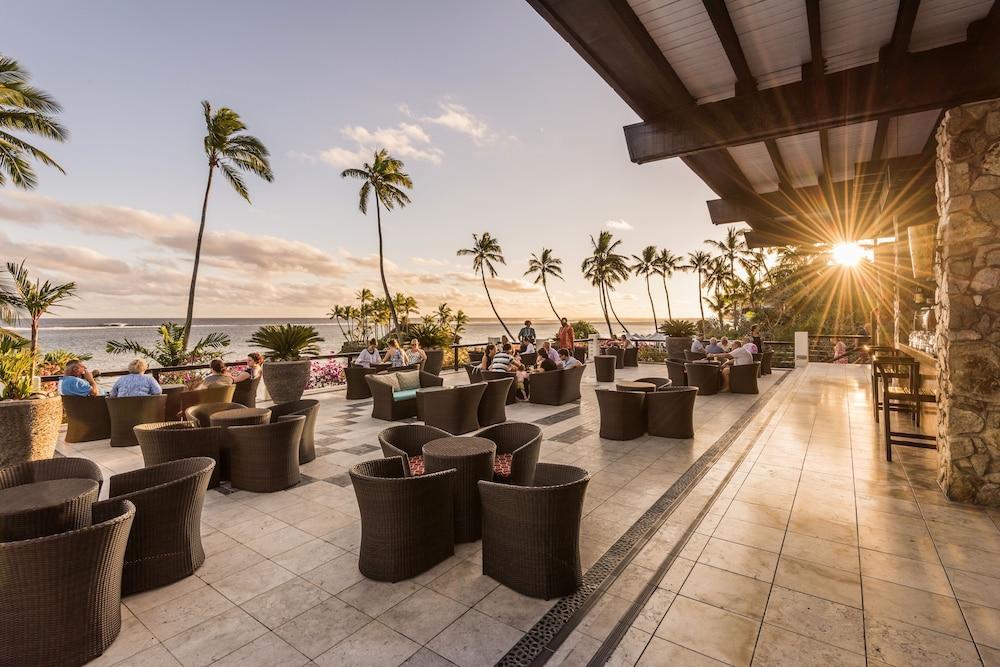 ホテル ザ ワーウィック フィジー コロレブ エクステリア 写真 Sunset at the Beach Bar