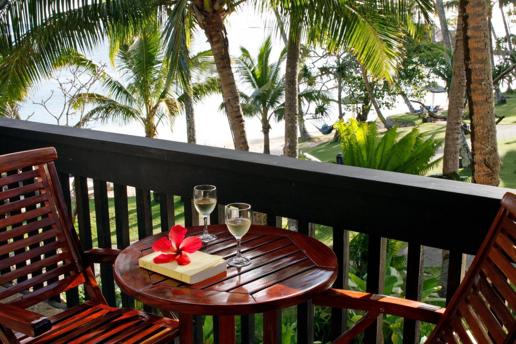 ホテル ザ ワーウィック フィジー コロレブ エクステリア 写真 A balcony at the resort