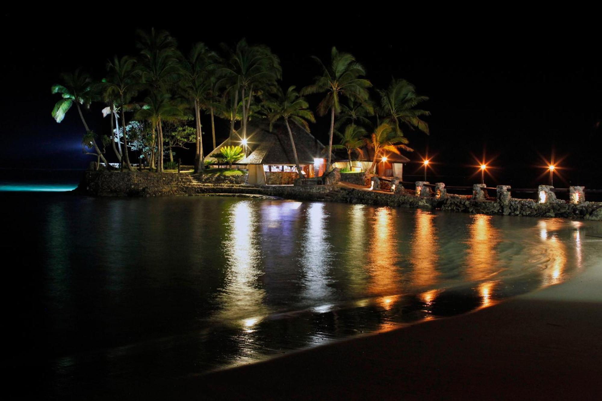 ホテル ザ ワーウィック フィジー コロレブ エクステリア 写真 Night view of the beach