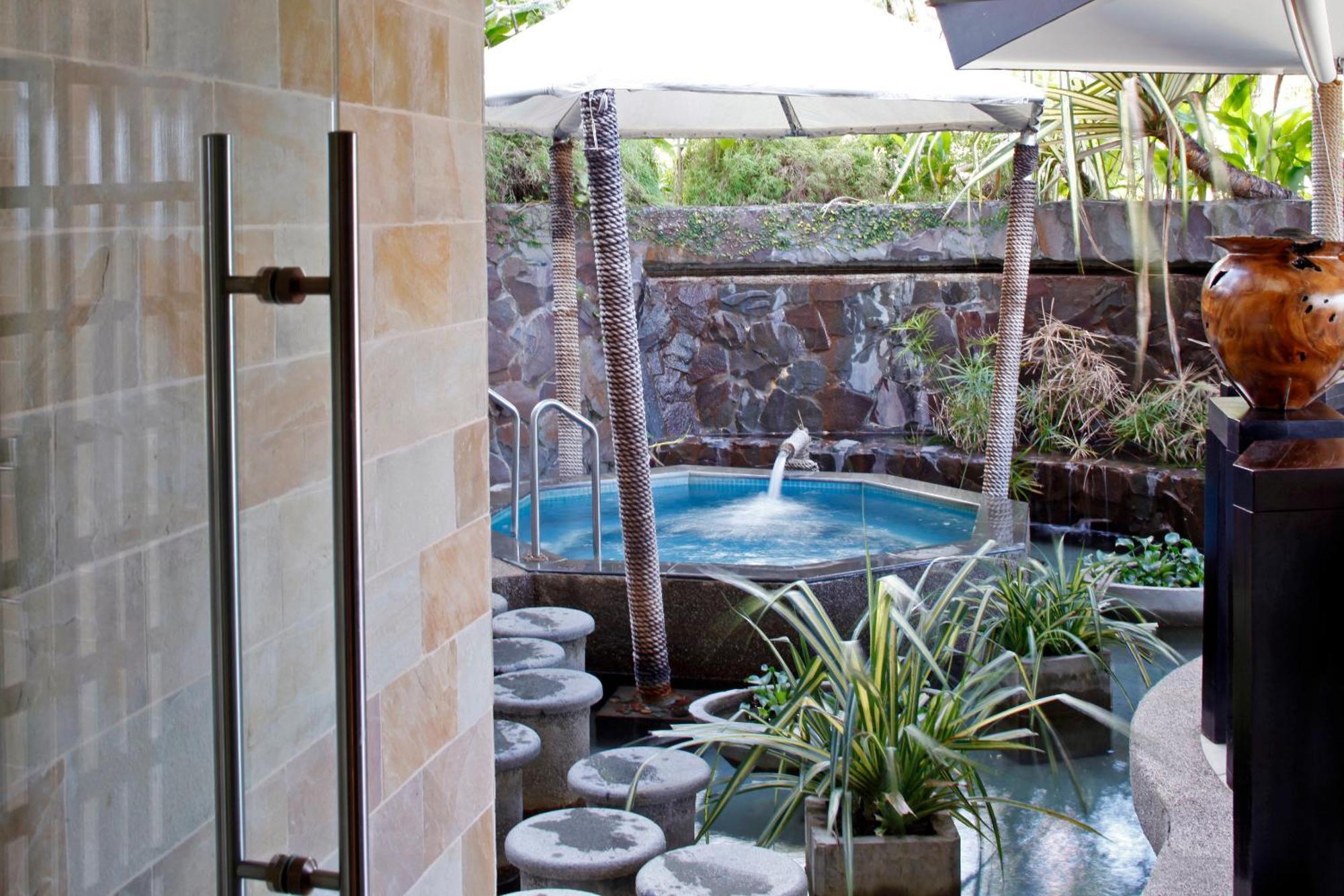 ホテル ザ ワーウィック フィジー コロレブ エクステリア 写真 A private onsen in Hawaii
