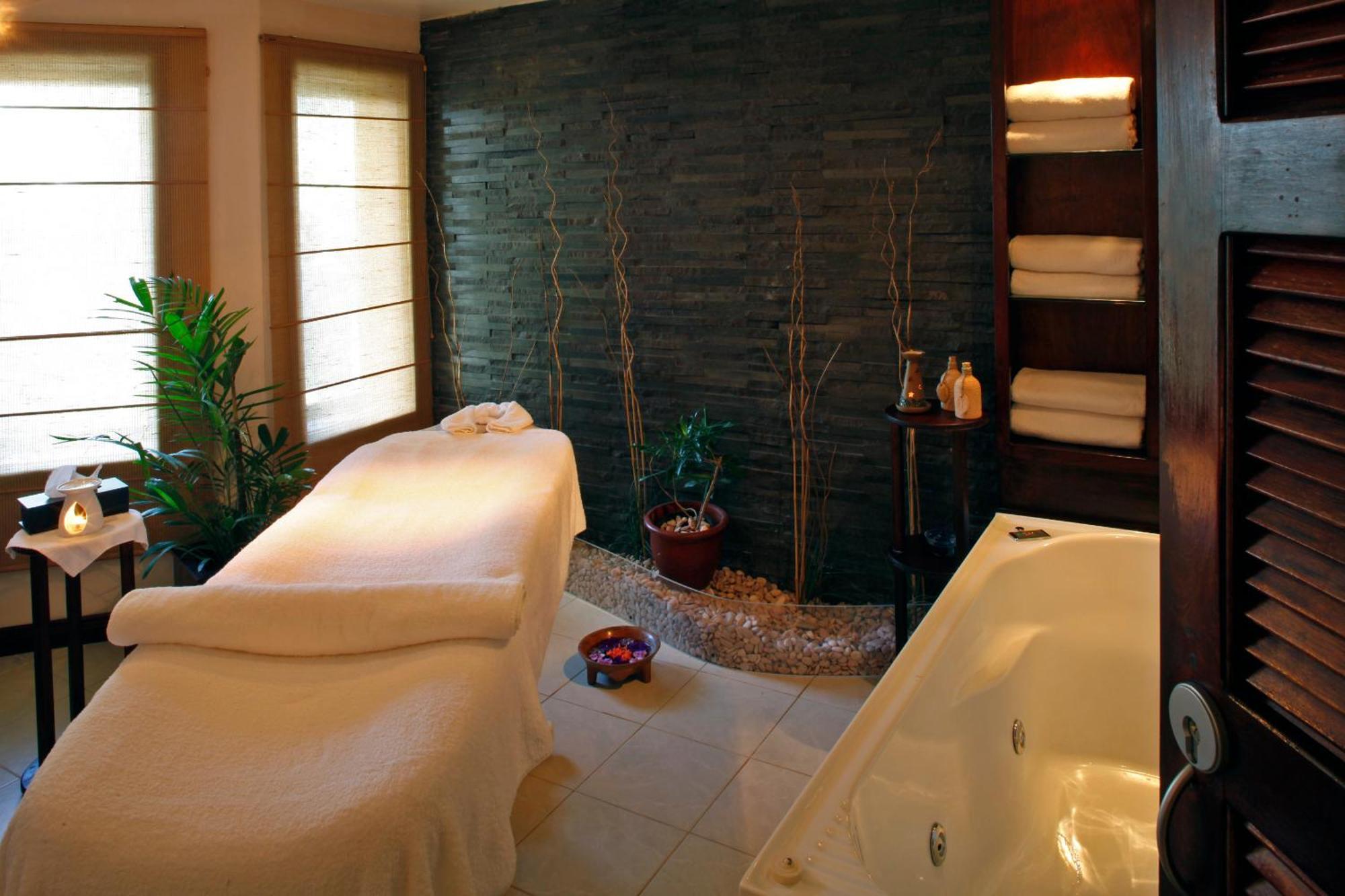 ホテル ザ ワーウィック フィジー コロレブ エクステリア 写真 A spa treatment room