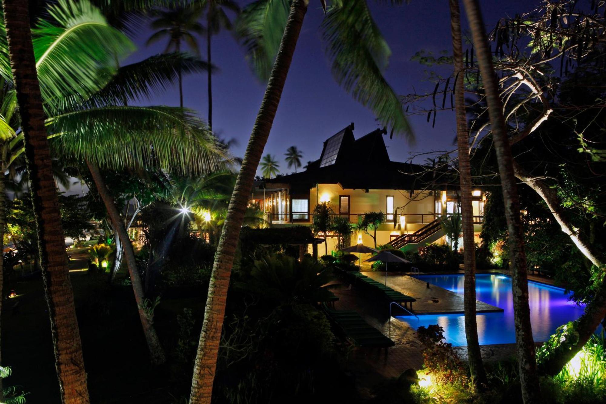 ホテル ザ ワーウィック フィジー コロレブ エクステリア 写真 The resort at night