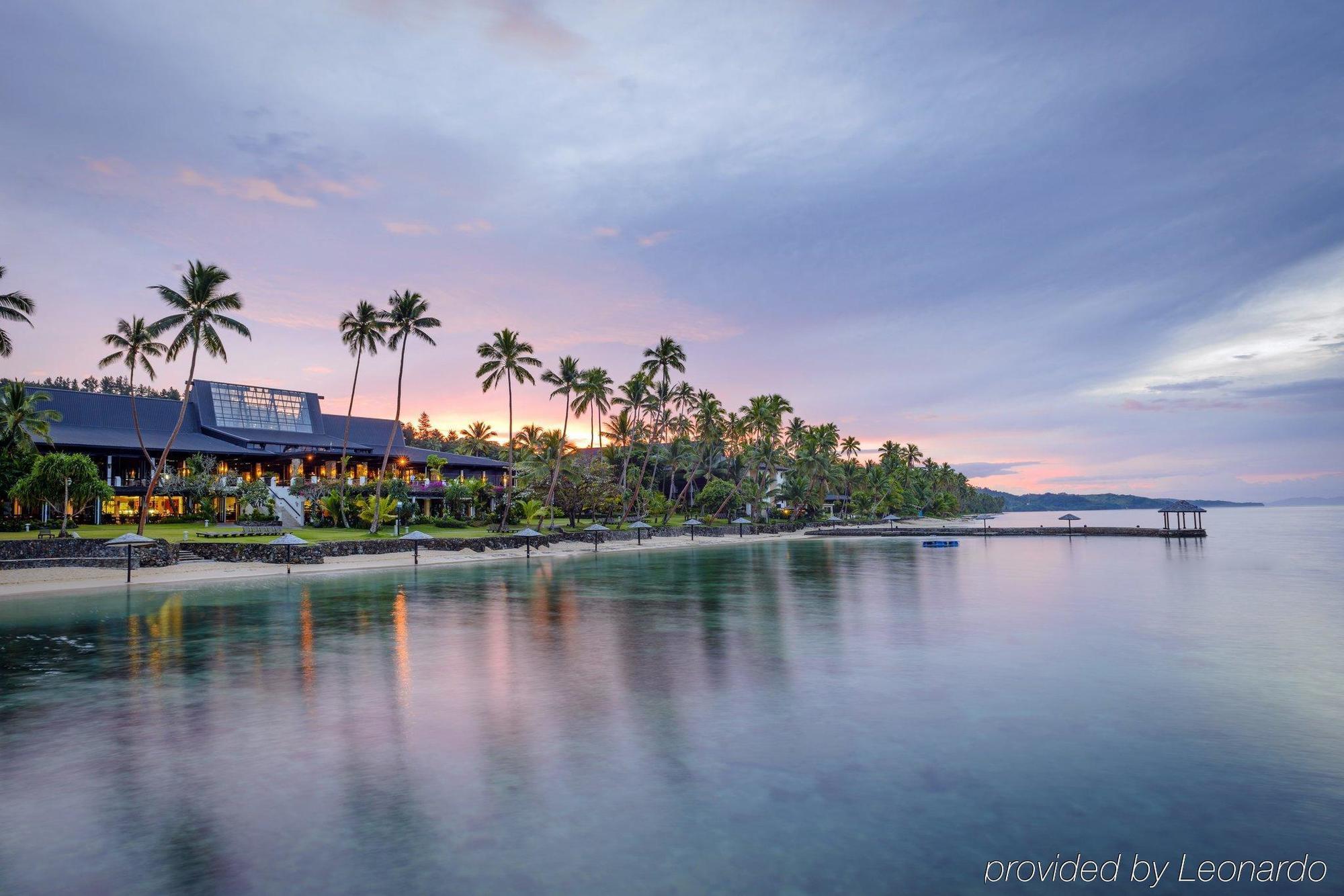 ホテル ザ ワーウィック フィジー コロレブ エクステリア 写真 Sunset at the Sheraton Resort