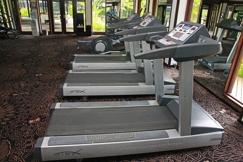 ホテル ザ ワーウィック フィジー コロレブ エクステリア 写真 Treadmills in a gym