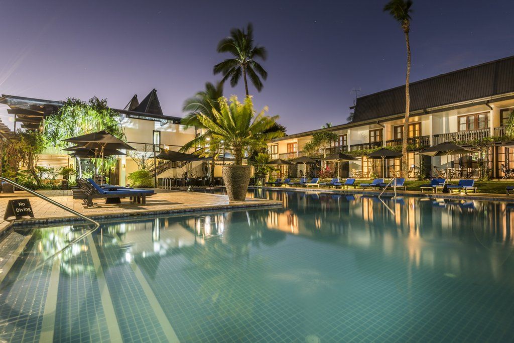 ホテル ザ ワーウィック フィジー コロレブ エクステリア 写真 The pool at the hotel