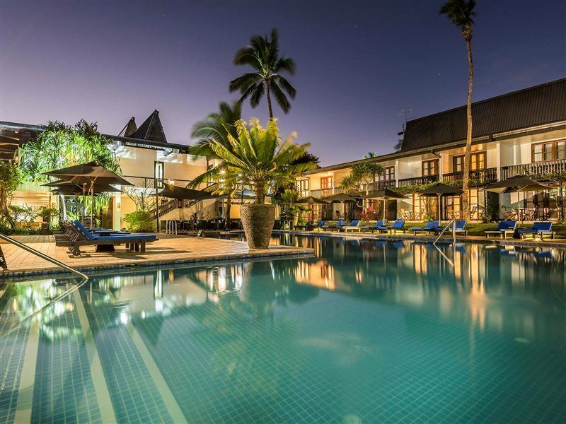ホテル ザ ワーウィック フィジー コロレブ エクステリア 写真 The pool at the hotel