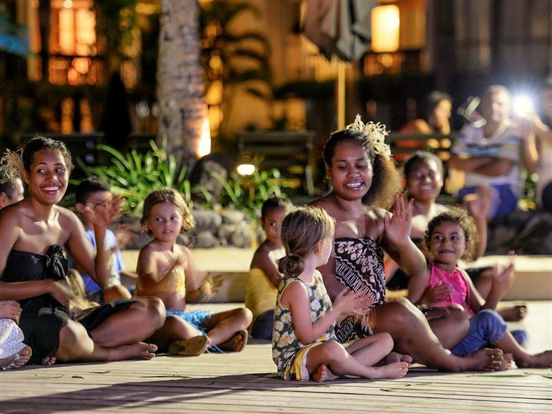 ホテル ザ ワーウィック フィジー コロレブ エクステリア 写真 A family from the Cook Islands