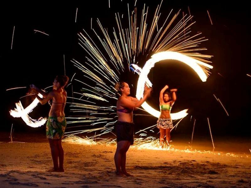 ホテル ザ ワーウィック フィジー コロレブ エクステリア 写真 Luau performers